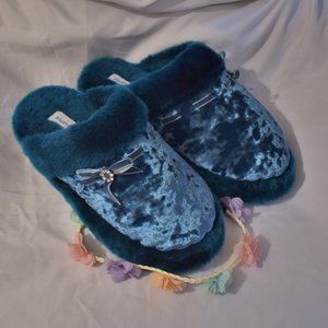 Plusheez Slippers Size (9-10)